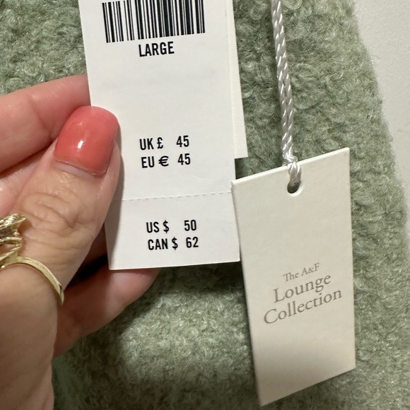 ABERCROMBIE Lounge Boucle Sweater Short NWT Size Large - Picture 4 of 4